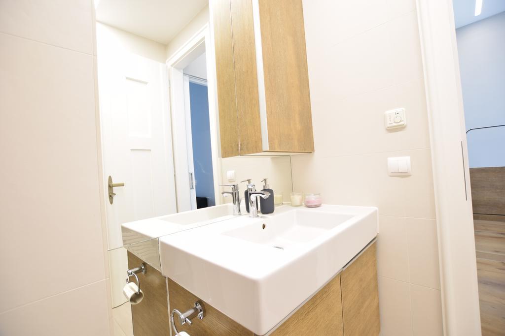 Luxury Apartment By Hi5 - Szervita Suite Budapest Bagian luar foto