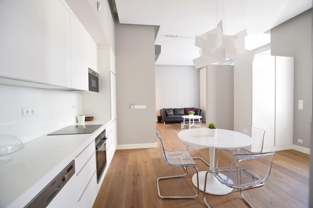 Luxury Apartment By Hi5 - Szervita Suite Budapest Bagian luar foto