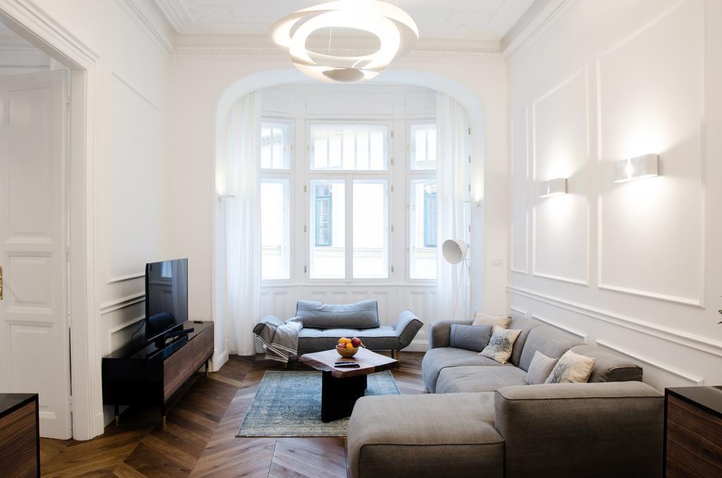 Luxury Apartment By Hi5 - Szervita Suite Budapest Bagian luar foto