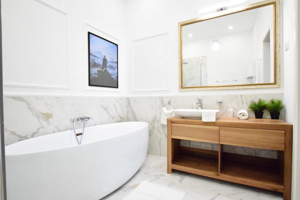Luxury Apartment By Hi5 - Szervita Suite Budapest Bagian luar foto