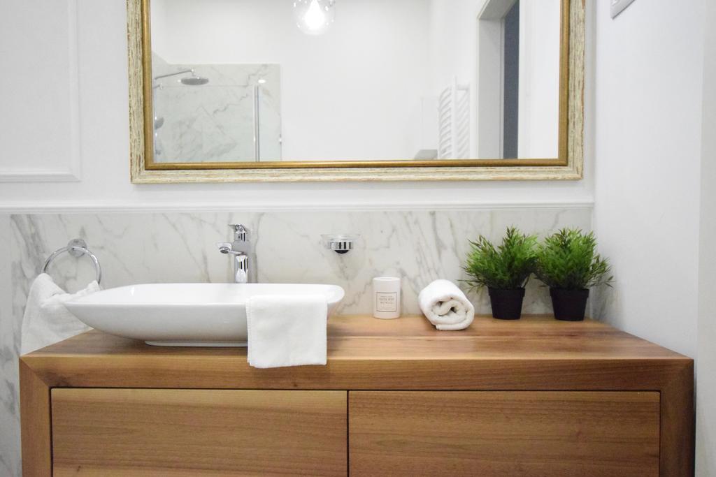 Luxury Apartment By Hi5 - Szervita Suite Budapest Bagian luar foto