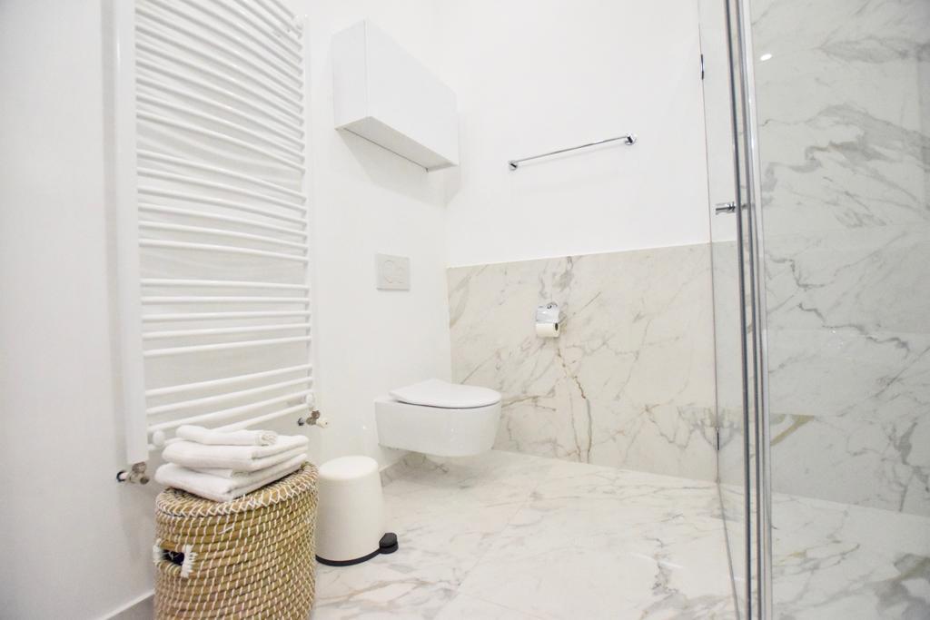 Luxury Apartment By Hi5 - Szervita Suite Budapest Bagian luar foto