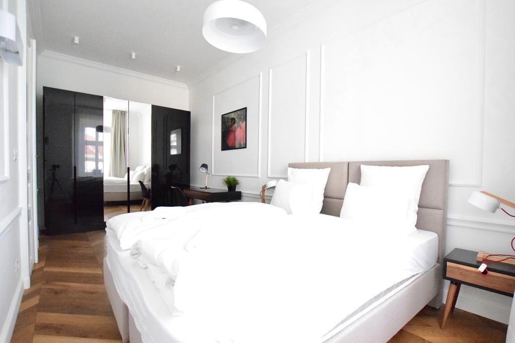Luxury Apartment By Hi5 - Szervita Suite Budapest Bagian luar foto