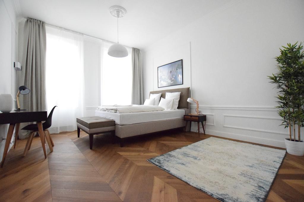 Luxury Apartment By Hi5 - Szervita Suite Budapest Bagian luar foto