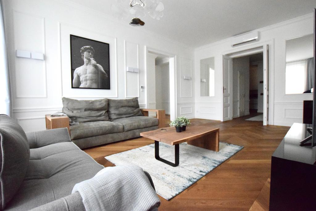 Luxury Apartment By Hi5 - Szervita Suite Budapest Bagian luar foto